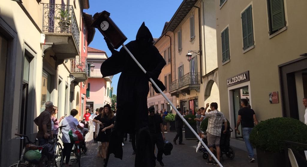 Uno strano funerale sui trampoli in centro a Treviglio VIDEO