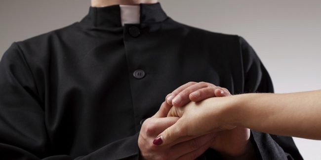 Uccelli di rovo in salsa lombarda: prete picchia ex  marito della sua amante