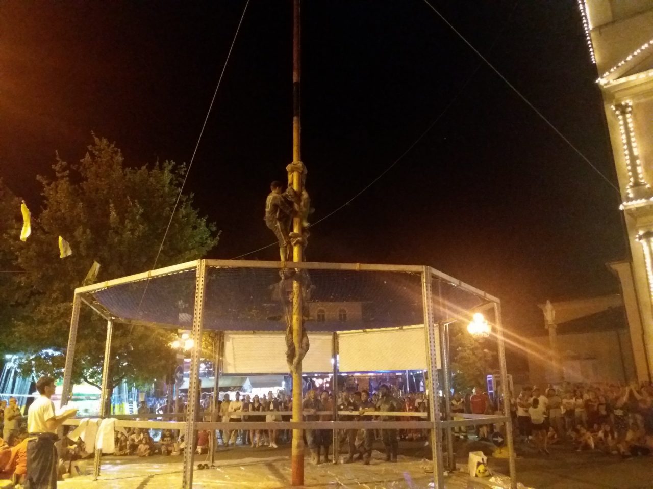 Palo della cuccagna alla Sagra di San Lorenzo FOTO e VIDEO