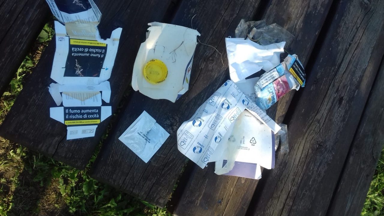 Sesso sotto al tavolo da picnic