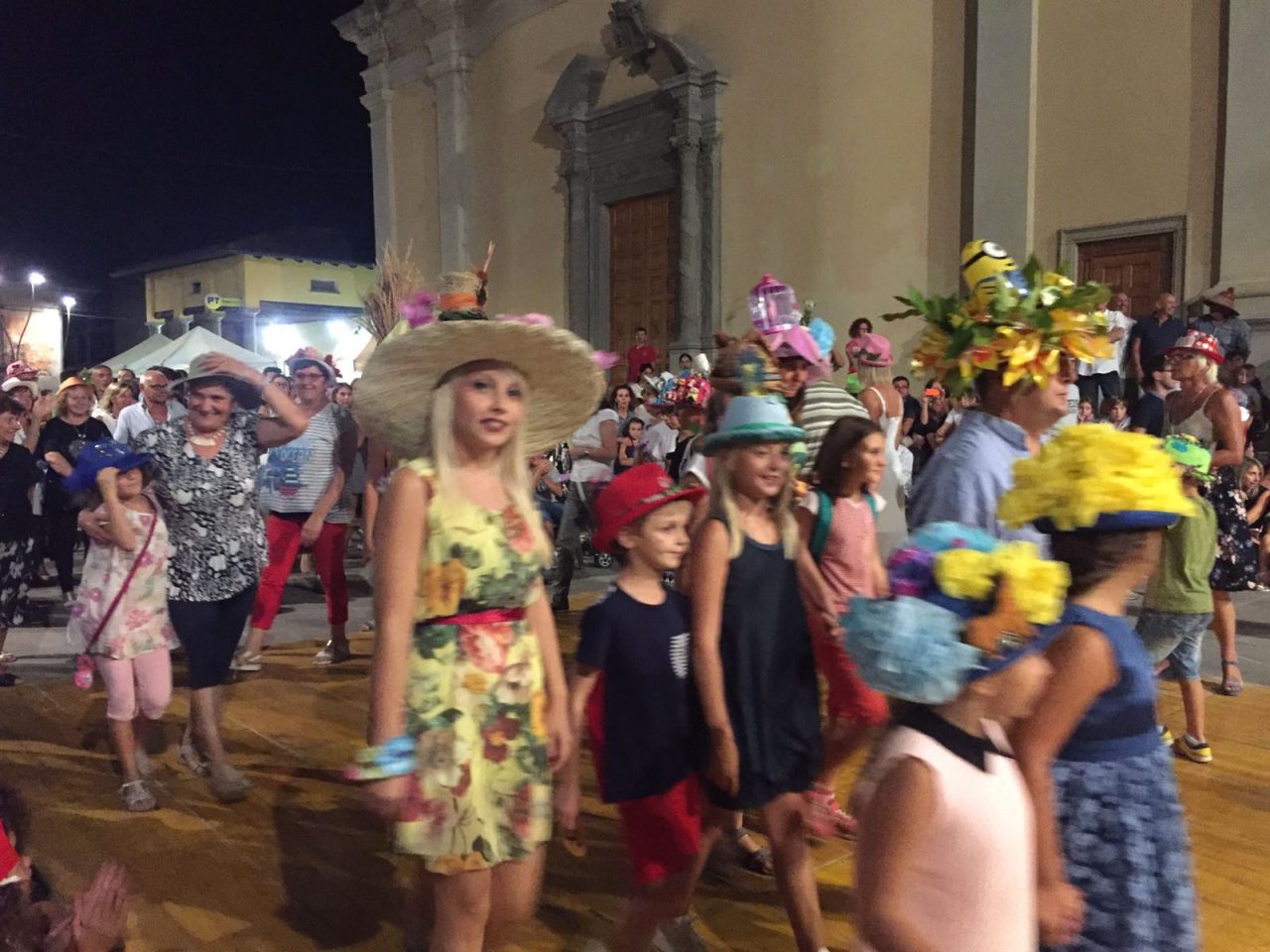 Notte bianca in paese tra buffi occhiali e vespe storiche