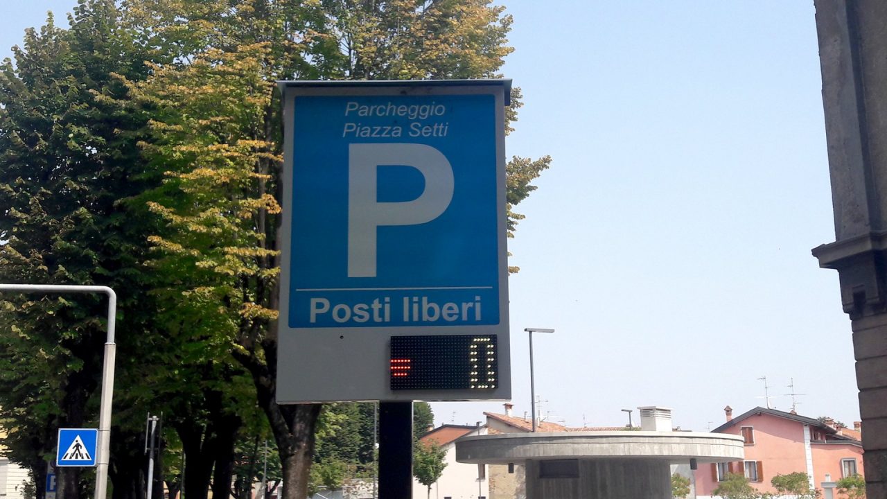 Piazza Setti, i ragazzi e la fontana: maledette cannucce…