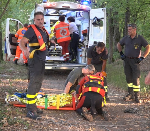 Rischiano di annegare: amico eroe li salva e rianima