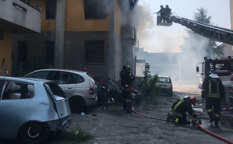 Incendio alla torre Anna di Zingonia: bruciano ancora i rifiuti