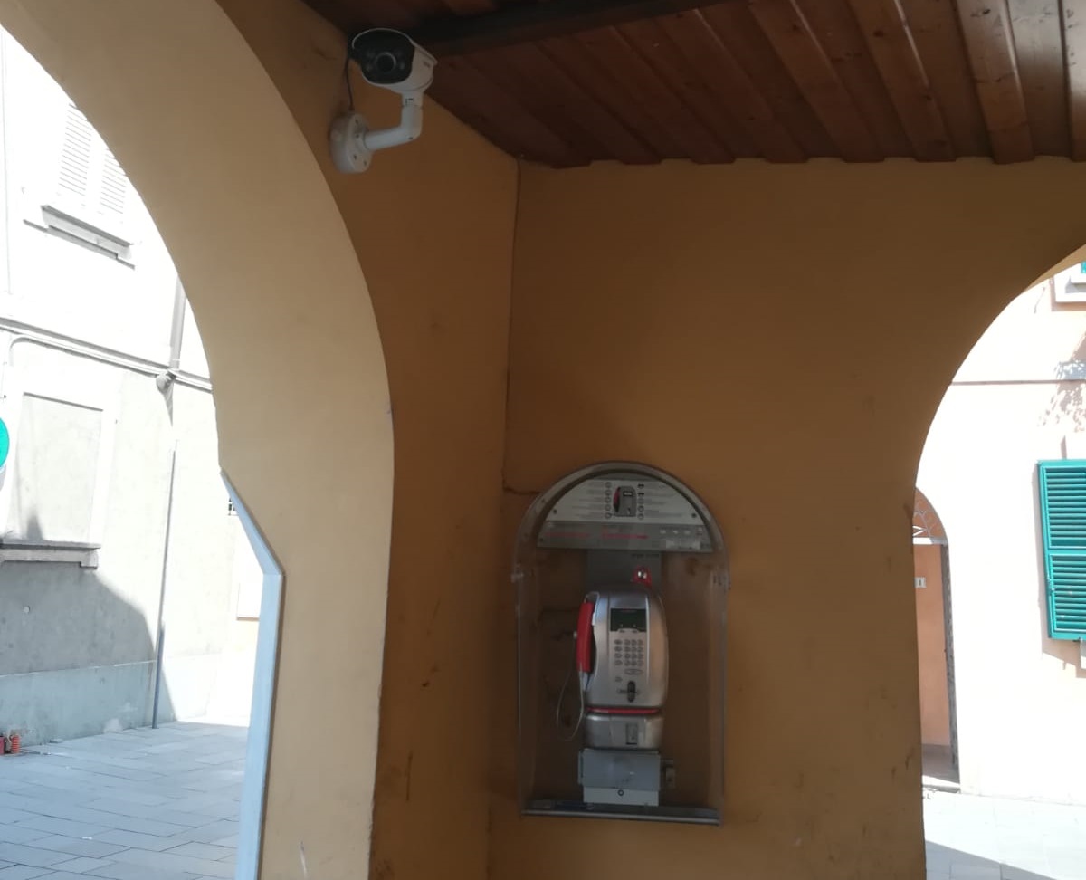 A Rivolta c’è il telefono della droga ma sopra ora c’è una telecamera