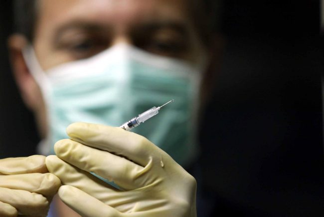 Vaccini, si vanta sui social di aver falsificato il certificato della figlia, denunciata