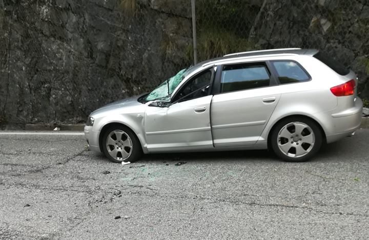 Masso cade su un’auto in Val di Scalve, gli amministratori insorgono FOTO