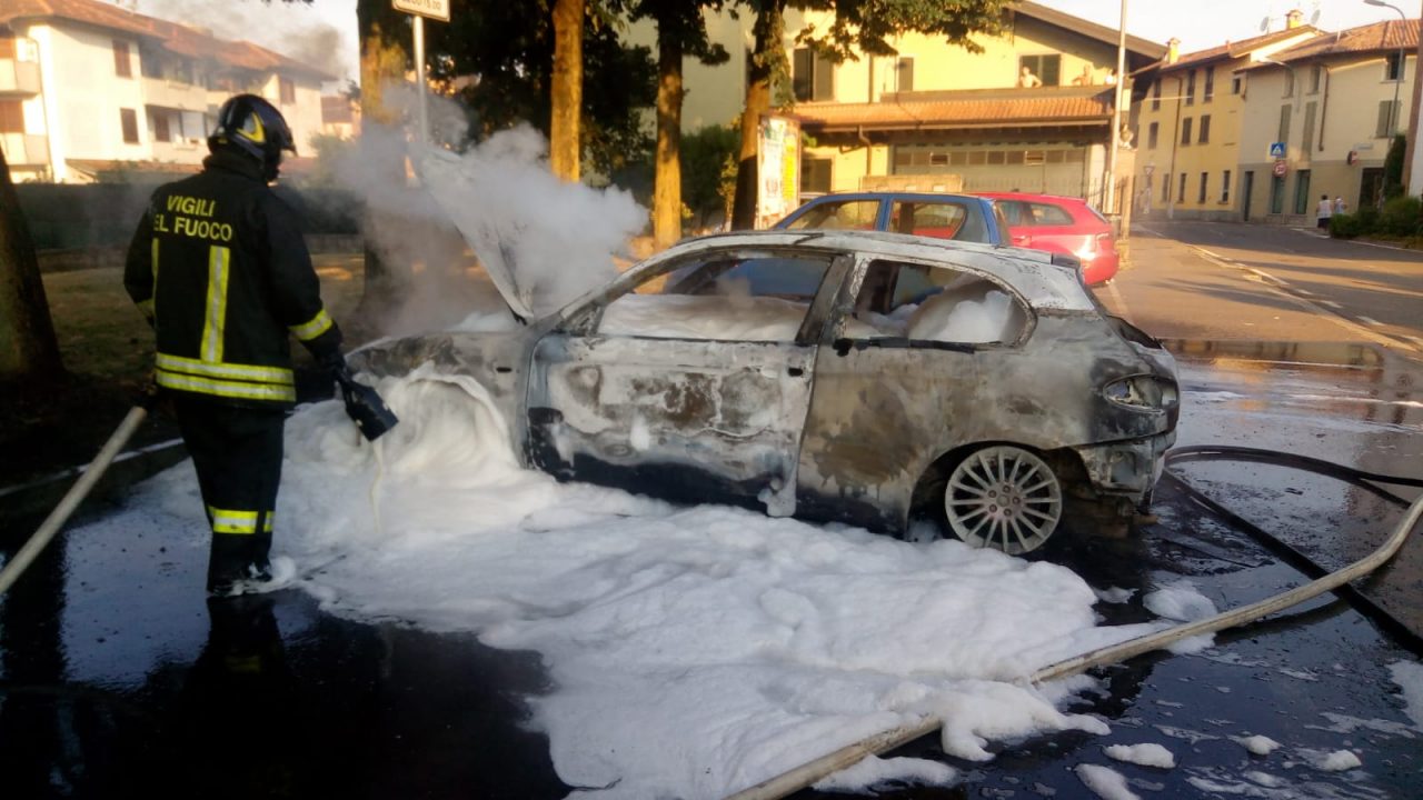 Incendio in strada questa mattina, a fuoco due auto FOTO