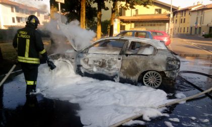 Incendio in strada questa mattina, a fuoco due auto FOTO