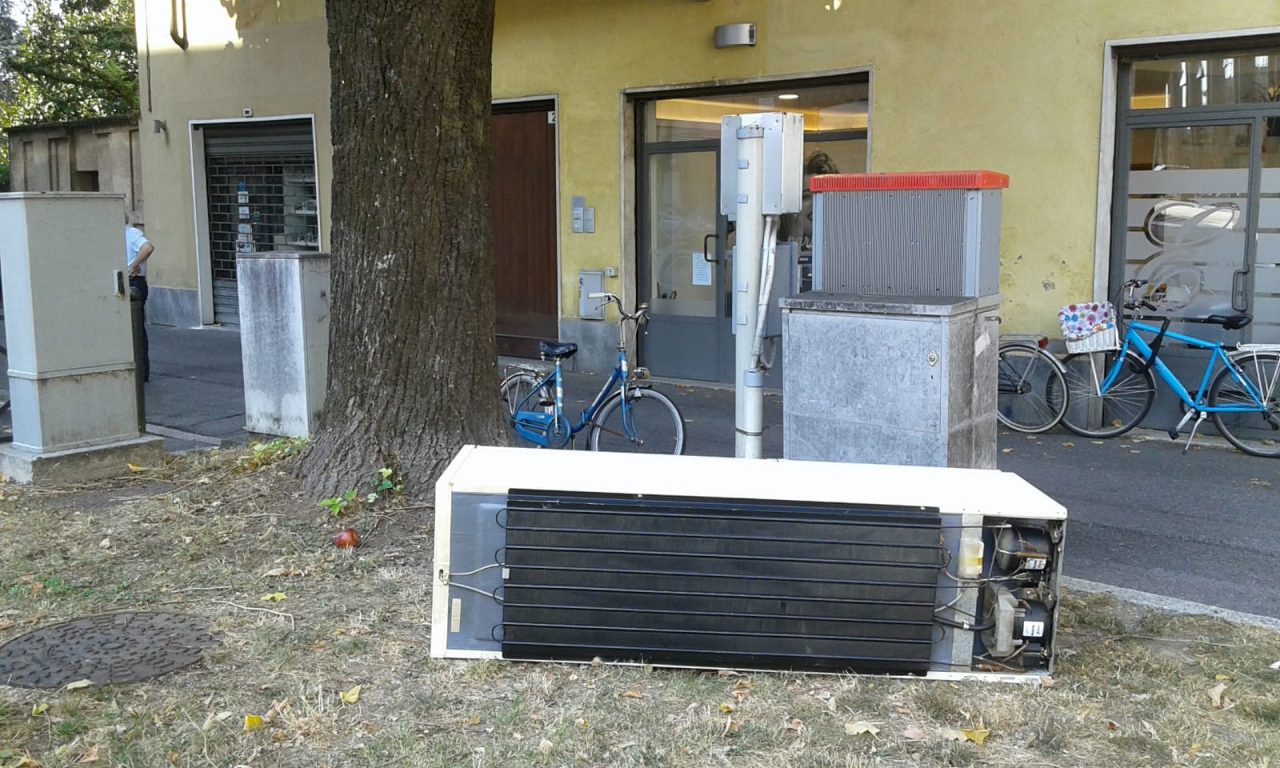 Rifiuti abbandonati in via Cavour spunta anche un frigorifero