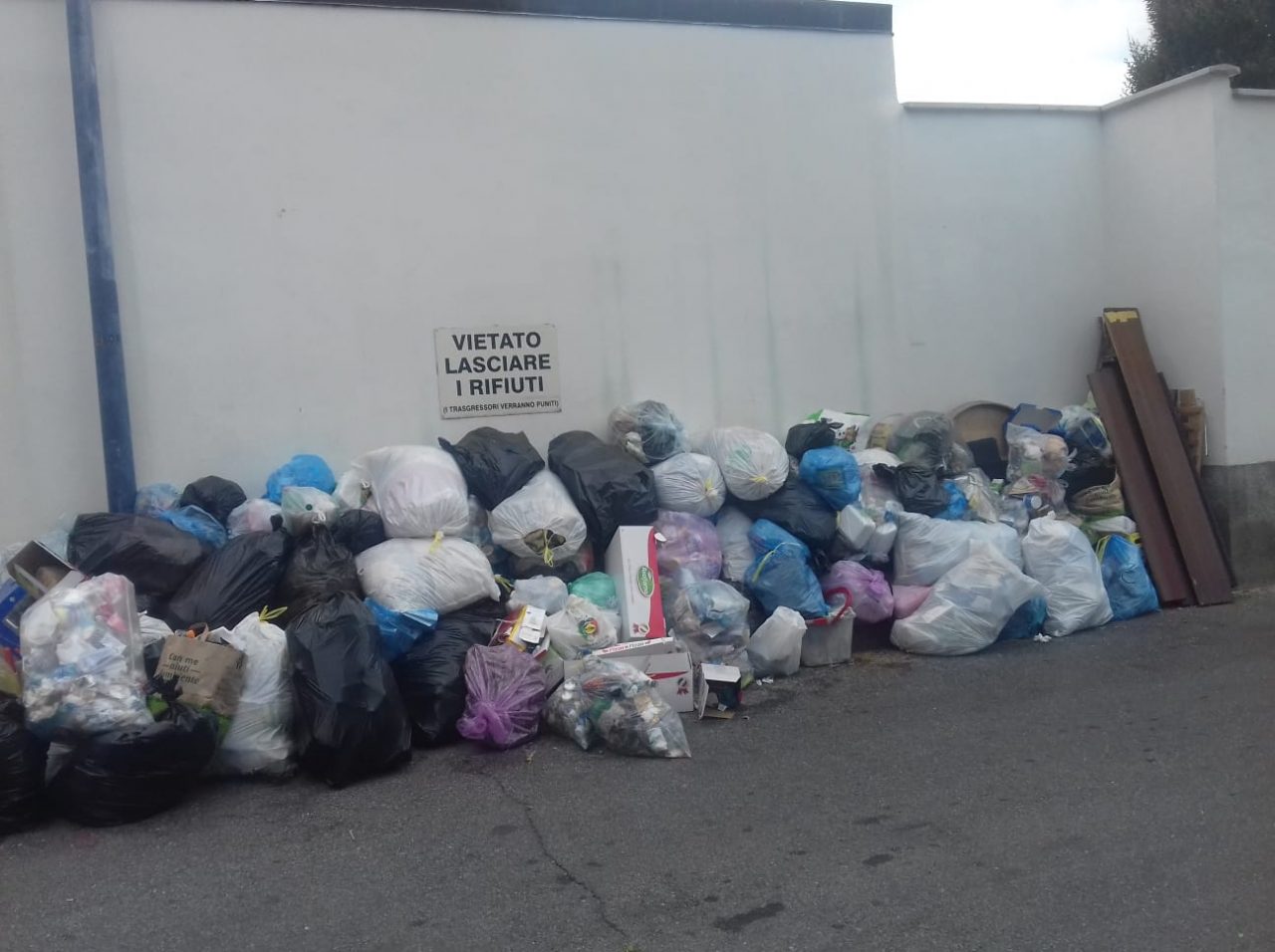Il grattacielo  è una discarica a cielo aperto