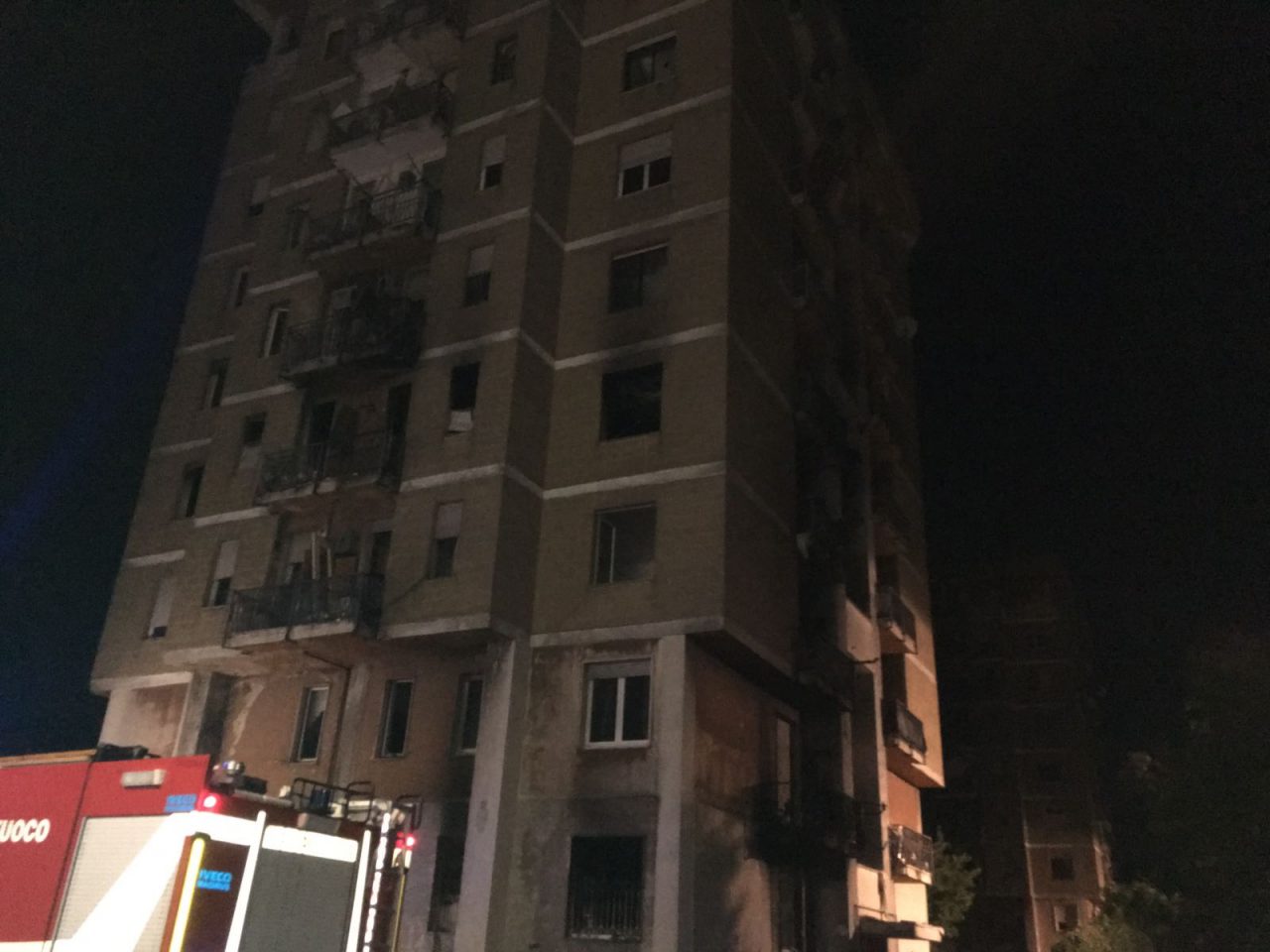 Incendio Zingonia, fiamme alla torre Anna tre FOTO