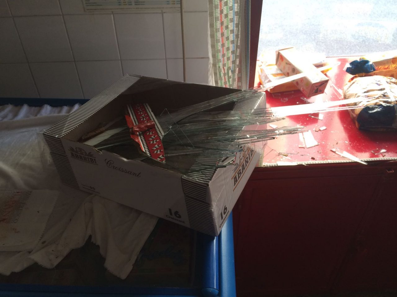 sfonda la vetrina con la testa