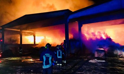 Incendio in cascina, distrutti 10mila quintali di fieno e paglia FOTO
