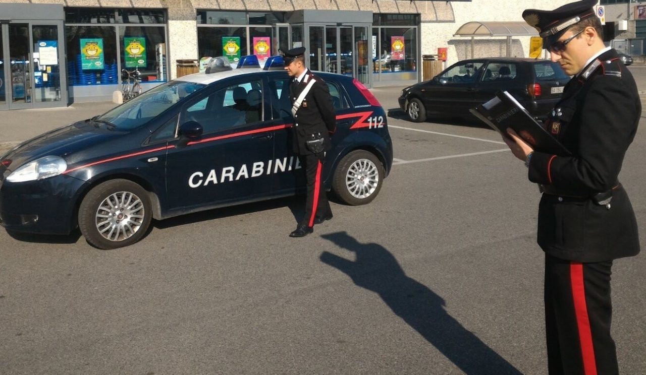 Trova denaro e lo consegna ai carabinieri, si cerca il proprietario