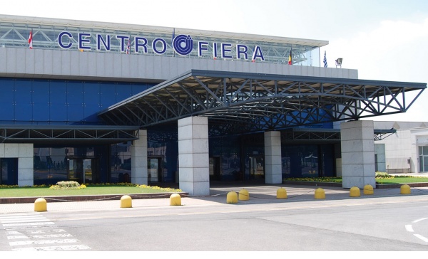 Precipita dal tetto della Fiera, in ospedale un bergamasco