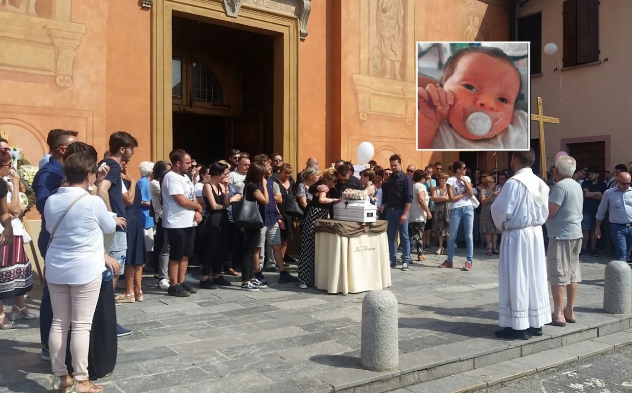 Neonata morta di pertosse | L’addio alla piccola Martina