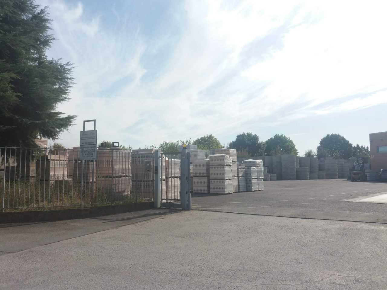 Infortunio sul lavoro: schiacciato dal muletto in un’azienda che lavora il cemento