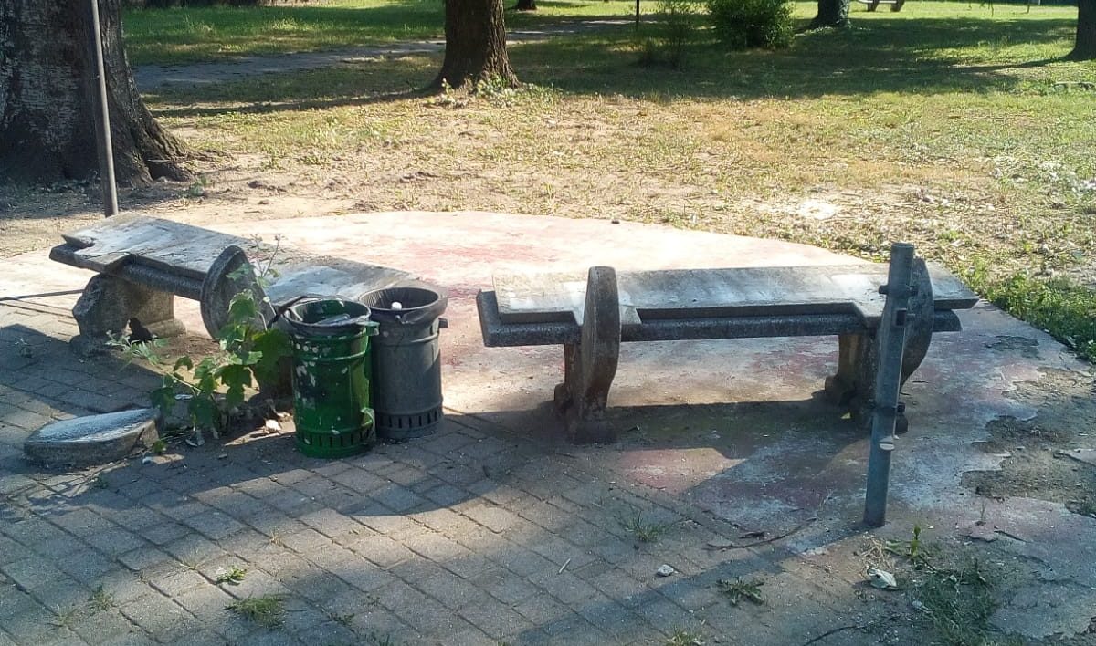 Vandali scatenati fanno a pezzi panchine e tavole di cemento