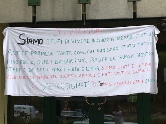 “Siamo umani, non schiavi”: profughi protestano contro l’hotel