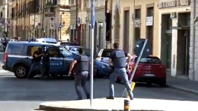 “Uscite con le mani in alto!” | Il VIDEO della rapina in banca filmata in diretta a Prato