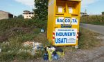 Rifiuti abbandonati al cassone degli indumenti usati FOTO