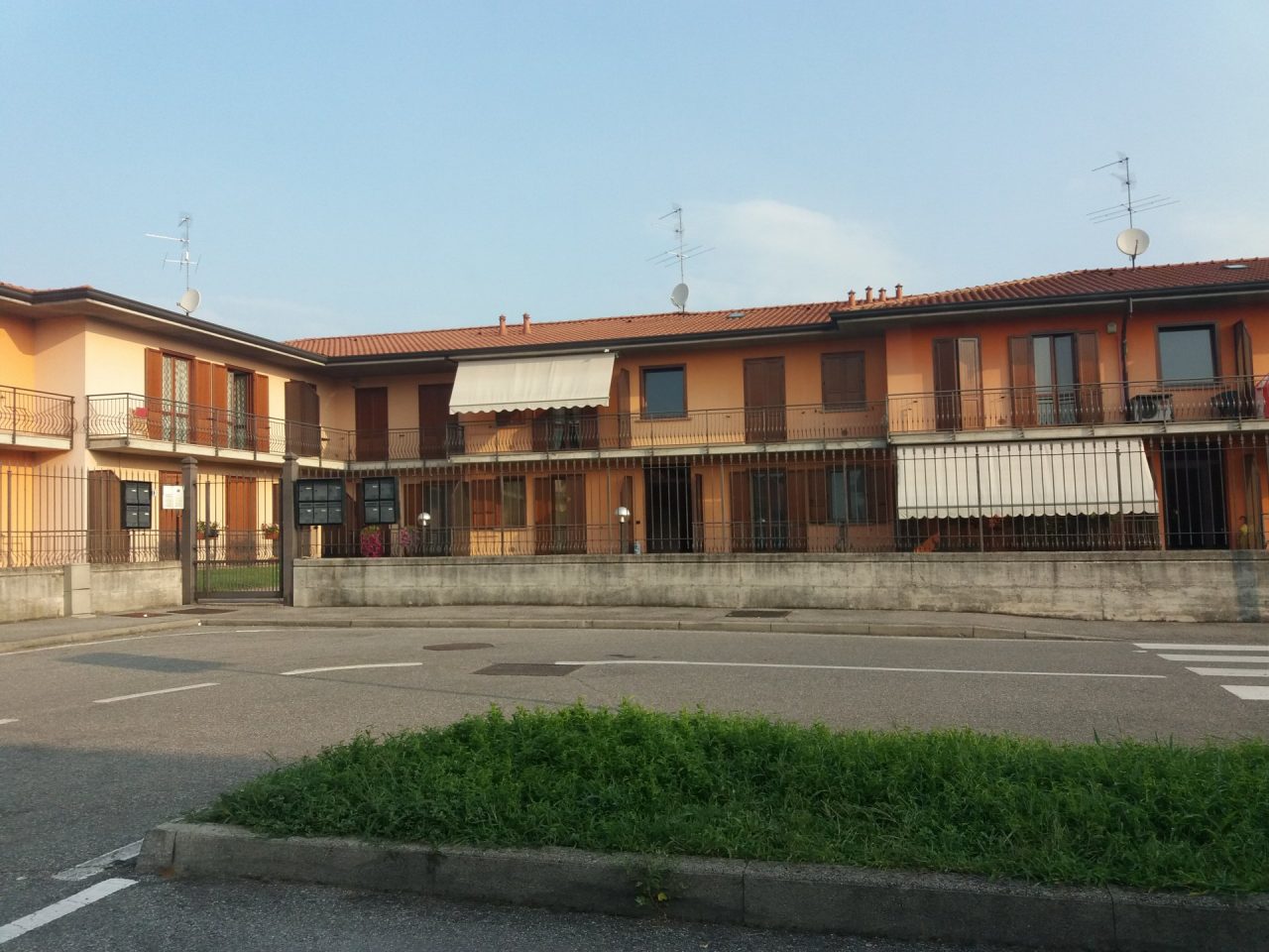 Trovato morto in casa un sessantenne, indagini in corso