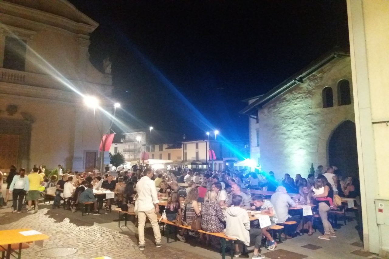 Notte bianca dagli occhiali magici, cibo e tanta musica FOTO