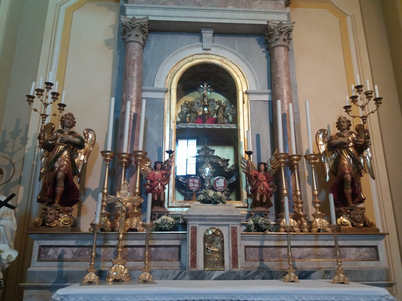 Reliquie dei due papi nella chiesa del paese, sono arrivate domenica