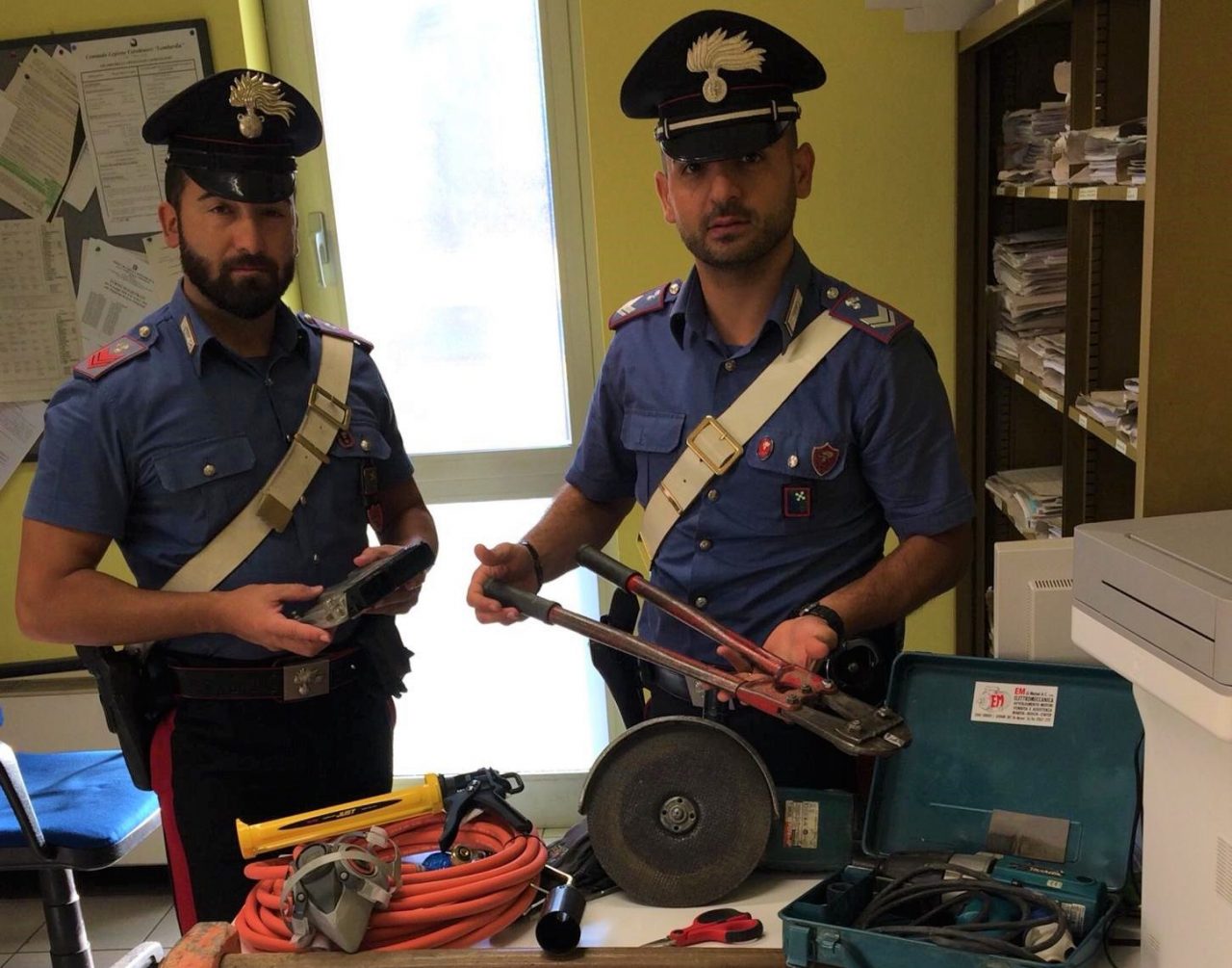 Bucano il soffitto per rubare cosmetici, un arresto dopo inseguimento da film