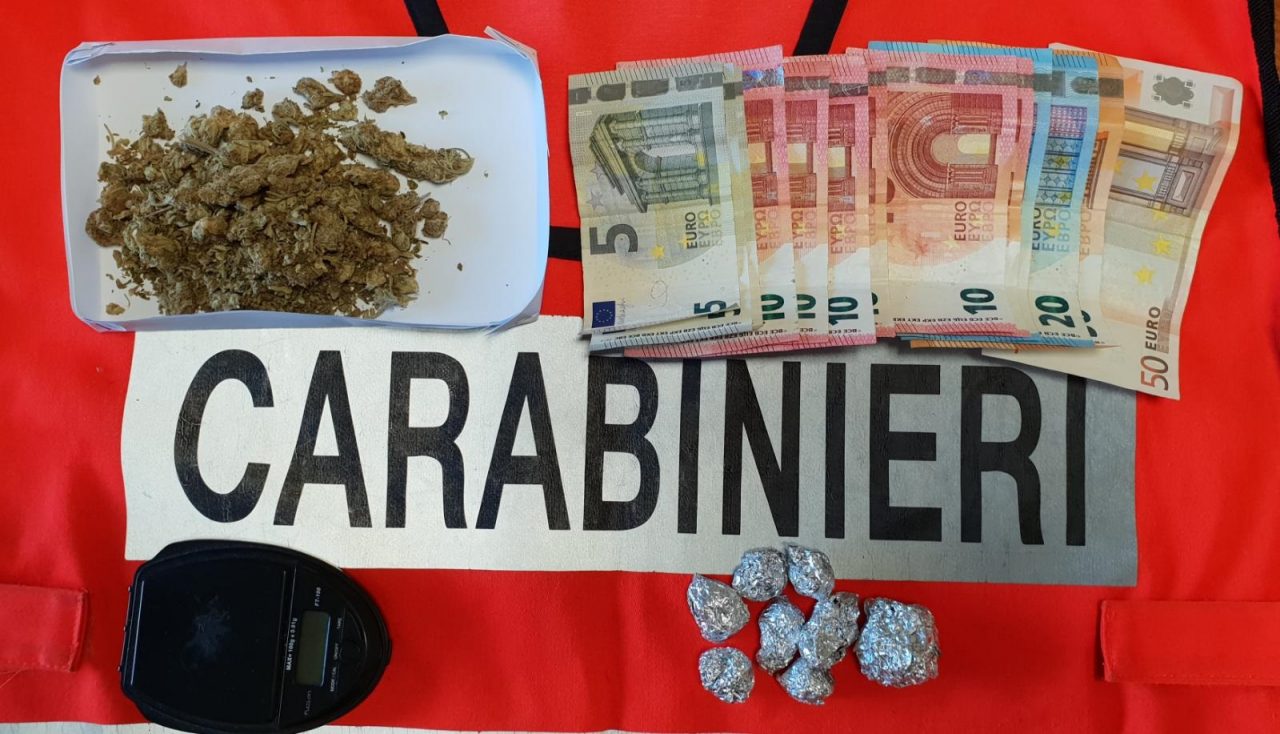Spaccio a minorenni, arrestato un 19enne
