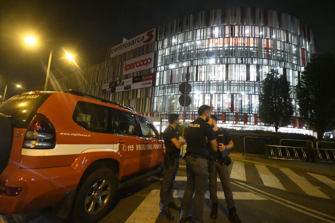 Cade nel condotto d’aerazione di un centro commerciale, muore un 15enne