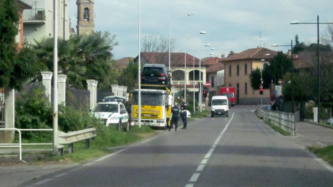 Tir multati sulla sp 472 nonostante il divieto