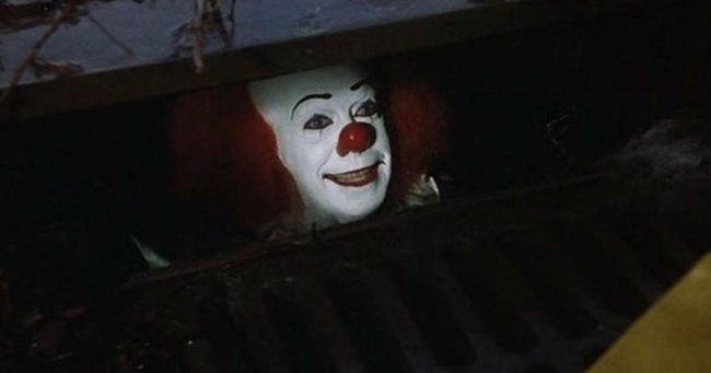 Come IT: clown armato di coltello scatena il panico agli incroci