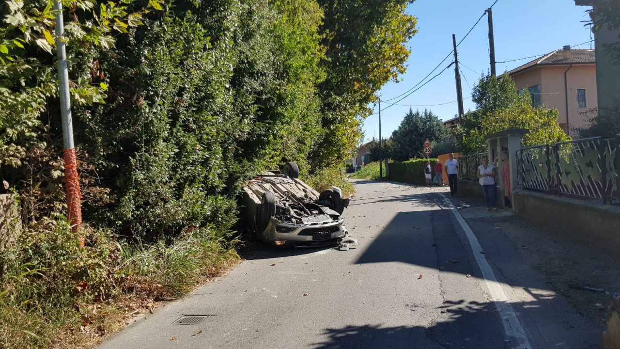 Si ribalta con l’auto e scappa sul tetto FOTO