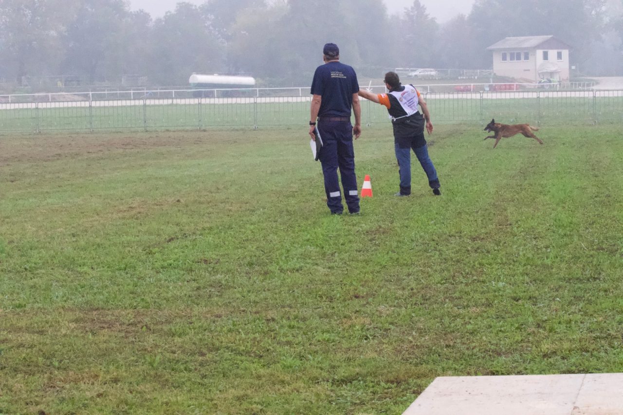 Andrea Galimberti e il cane da soccorso Hacker Caravaggio