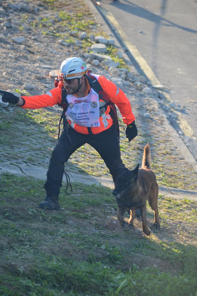 Andrea Galimberti e il cane da soccorso Hacker Caravaggio