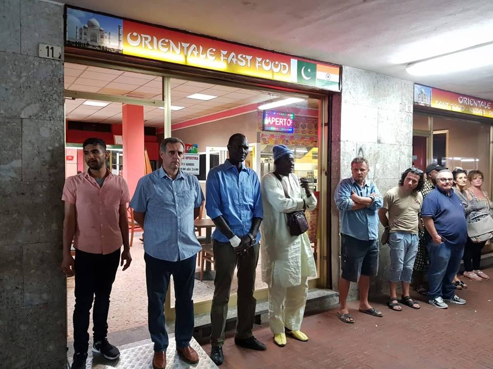 Senegalese picchiato da uno spacciatore, solidarietà in piazza Affari