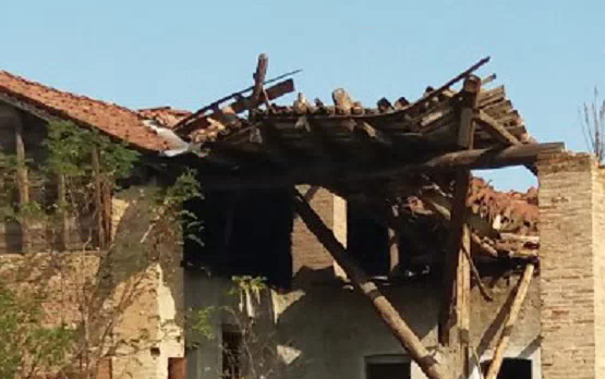 Crolla la cascina, residenti in pericolo