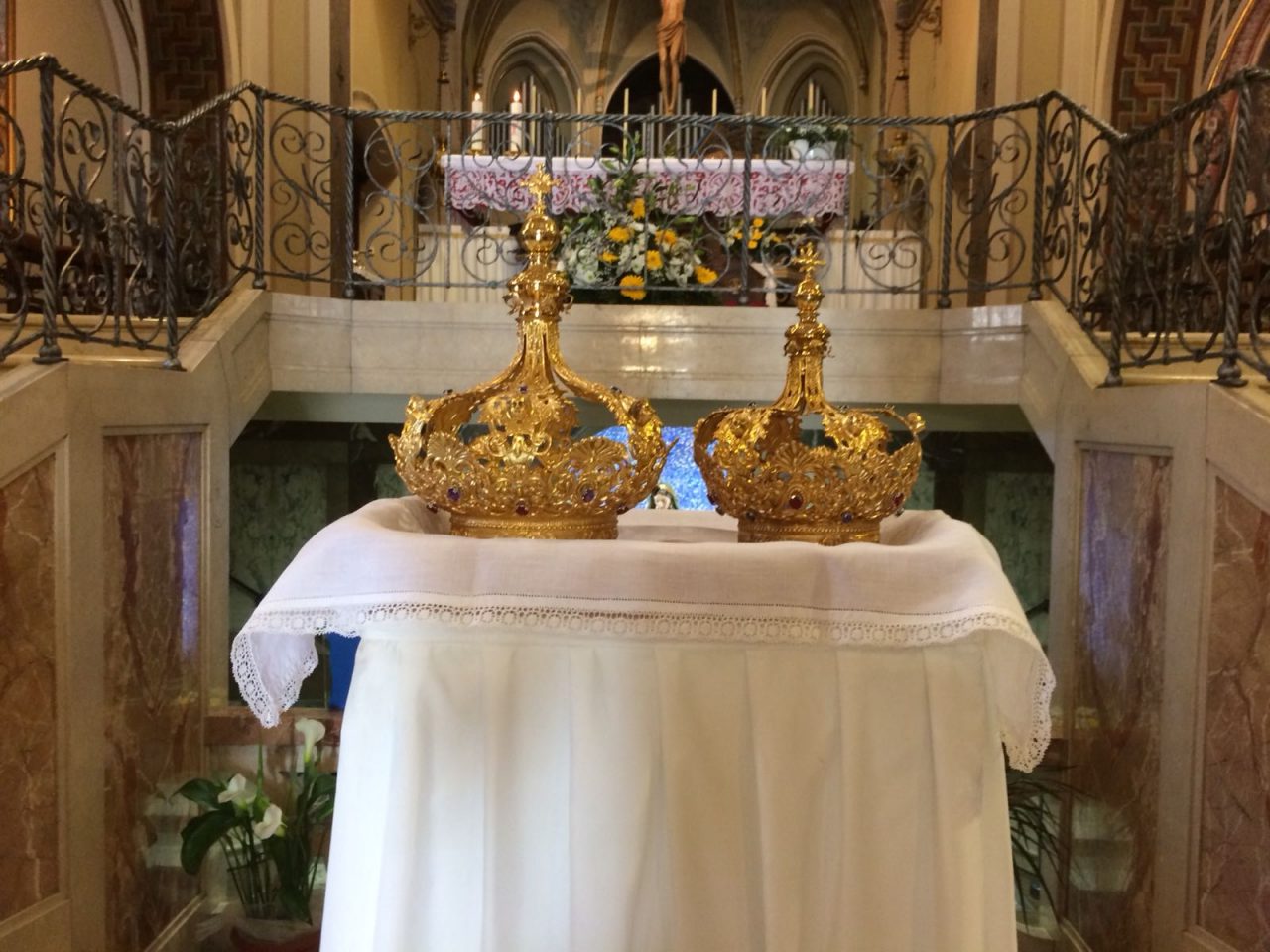 Le statue di nuovo incoronate