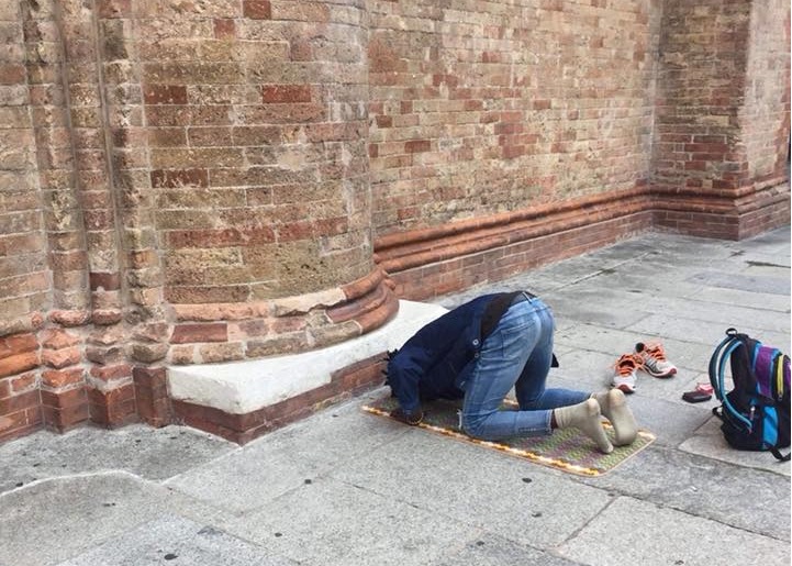 Musulmano in preghiera davanti al Duomo di Crema