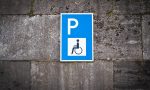 A Martinengo "spariscono" i parcheggi per disabili: l'appello (inascoltato) di un non vedente