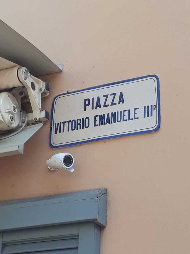 “E se cambiassimo il nome di piazza Vittorio Emanuele?”