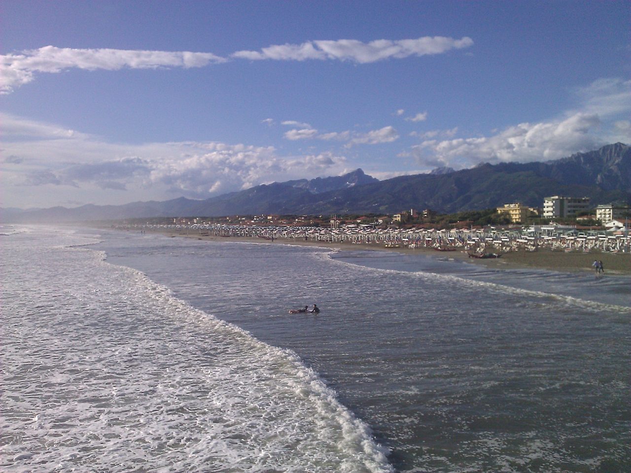 Malore in mare, volontaria romanese affoga in Versilia