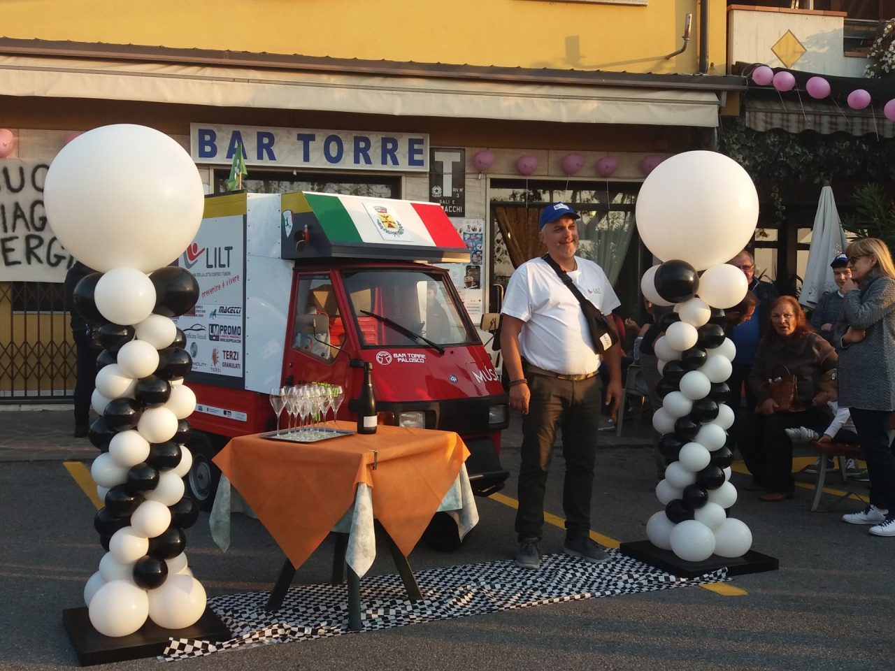 Aperitivo in tour, un viaggio in Ape a favore della lotta ai tumori FOTO VIDEO
