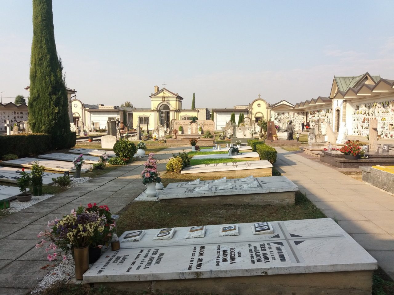 Furti di rame al cimitero, da un mese spariscono i vasi dei fiori