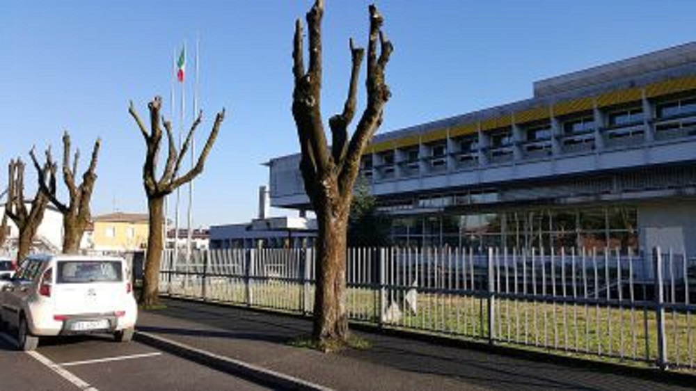 Scuole medie, ragazzi irruenti fanno cadere la finestra della scuola “giocando”
