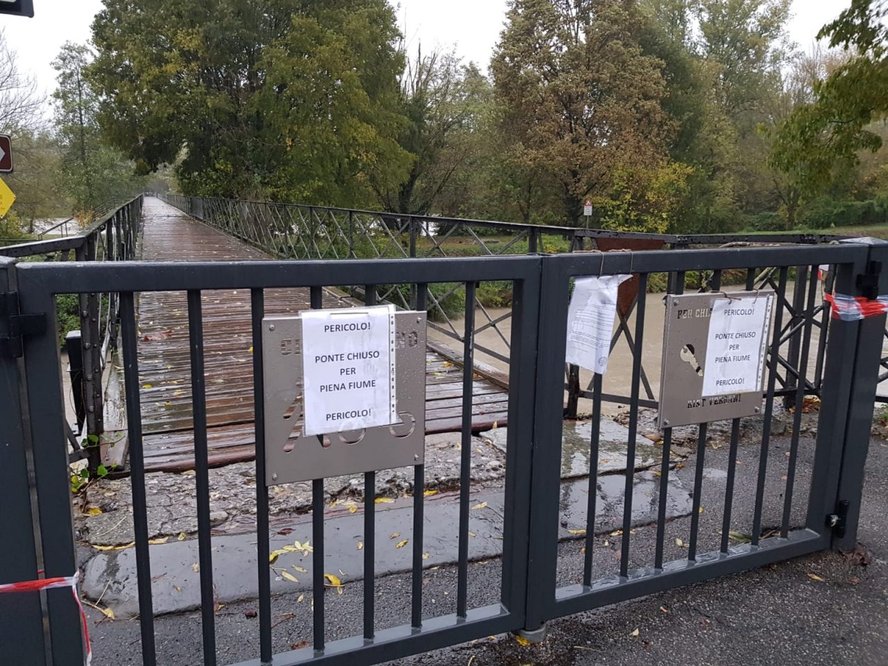 Piena a Fara passerella chiusa