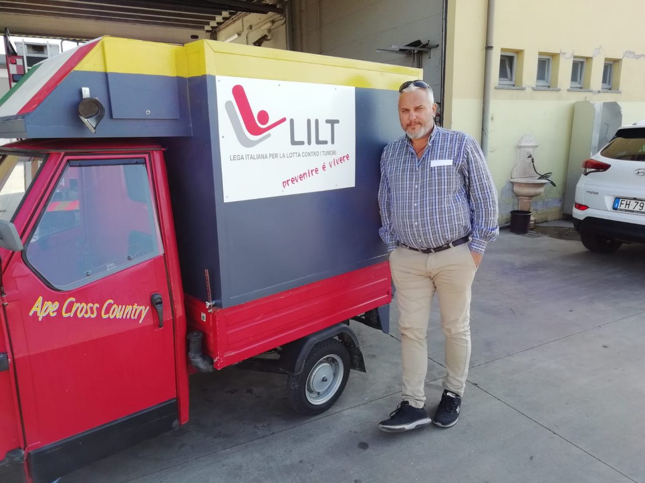 Attraversa l’Italia in Ape per raccogliere fondi per la Lilt