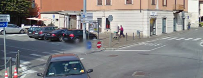 Volano i tavoli e i cazzotti nel baretto della piazza